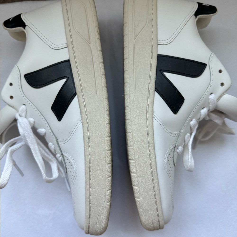 Veja Women’s V-10- size 39